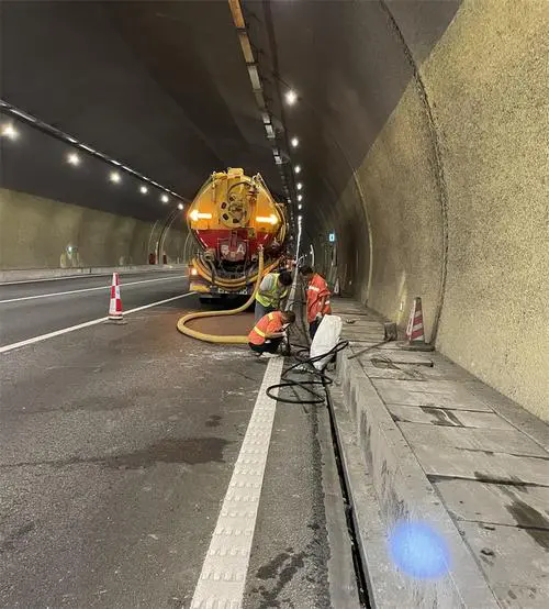 龙潭隧道排水渠清淤